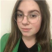 Lycéenne de terminal qui aide des élèves de primaire et de collège a mieux comprendre leur cours vu à l’école